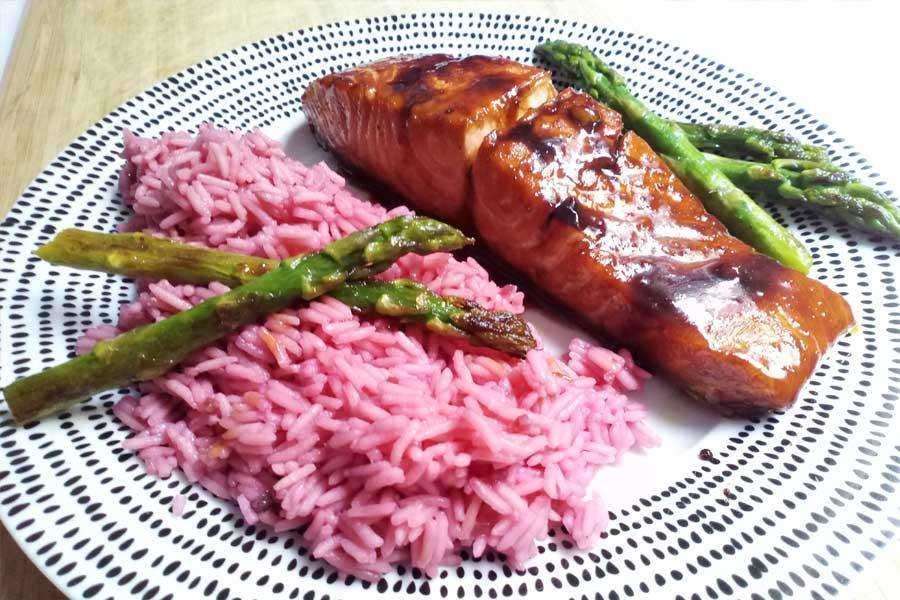 Salmón marinado con arroz rosa
